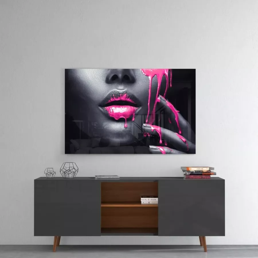 Peinture sur verre de femme peinte en rose