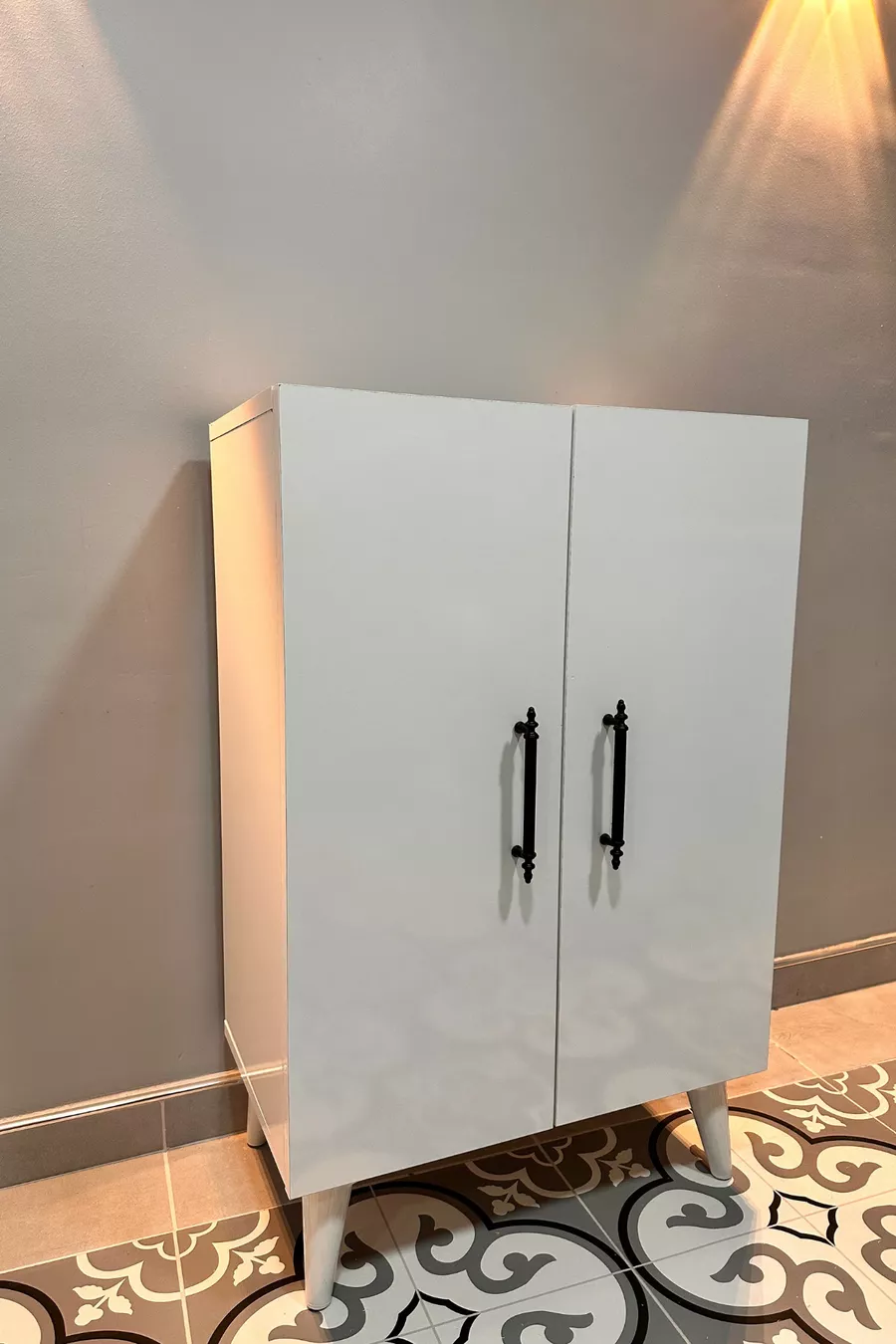 Multifunktionaler weißer Kleiderschrank **