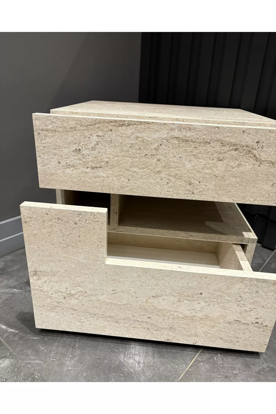 Table de chevet à effet travertin