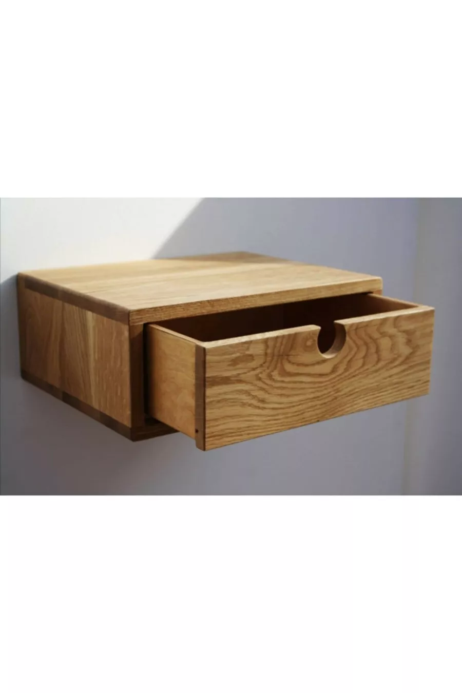 Table de chevet moderne en bois avec un tiroir