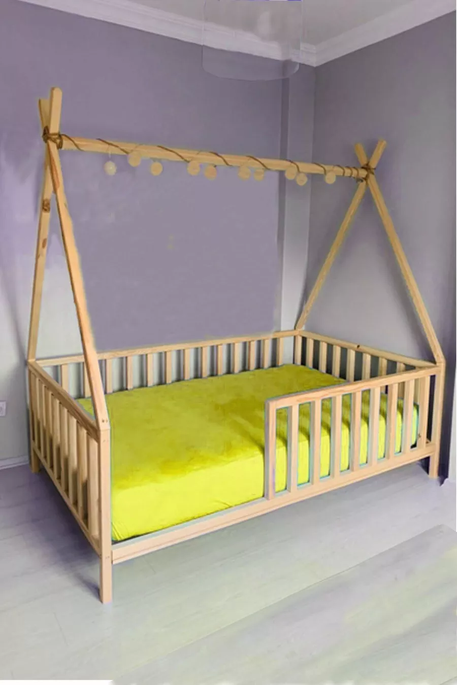 Кроватка для мальчиков и девочек Montessori с крышей из натурального дерева