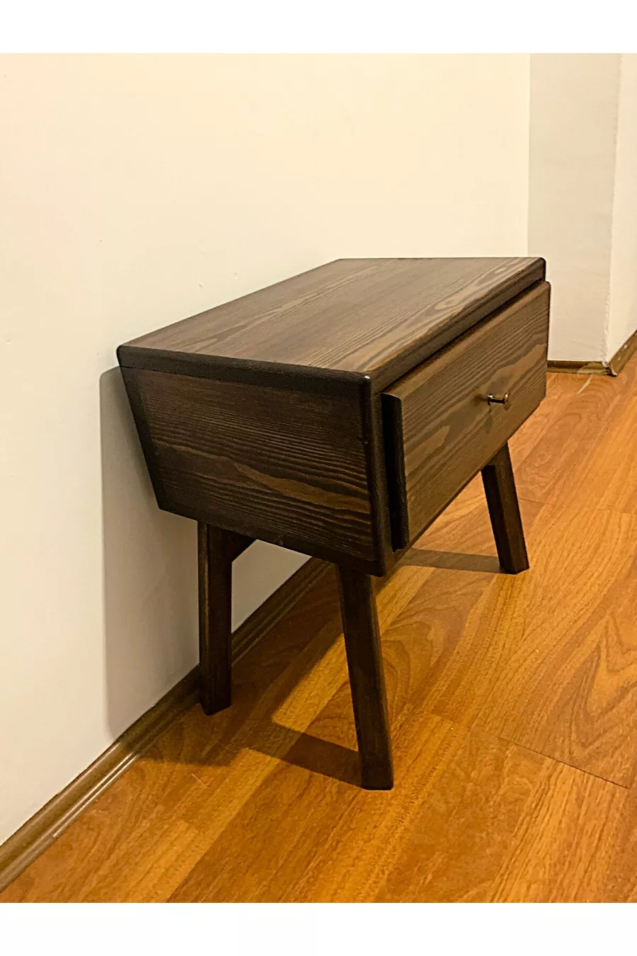 Commode en bois avec tiroirs, table de chevet et tête de lit