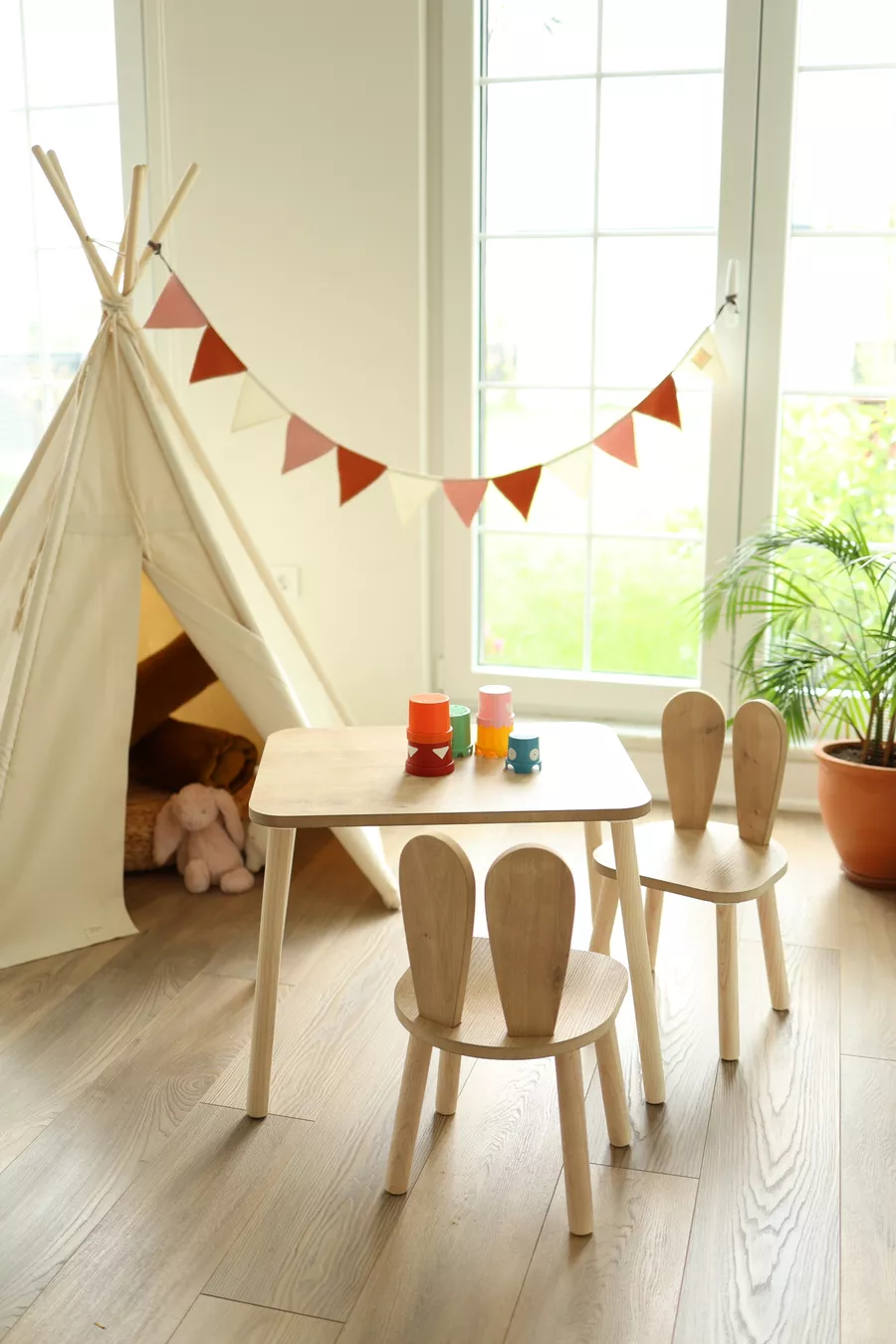 La table pour enfants et 2 chaises