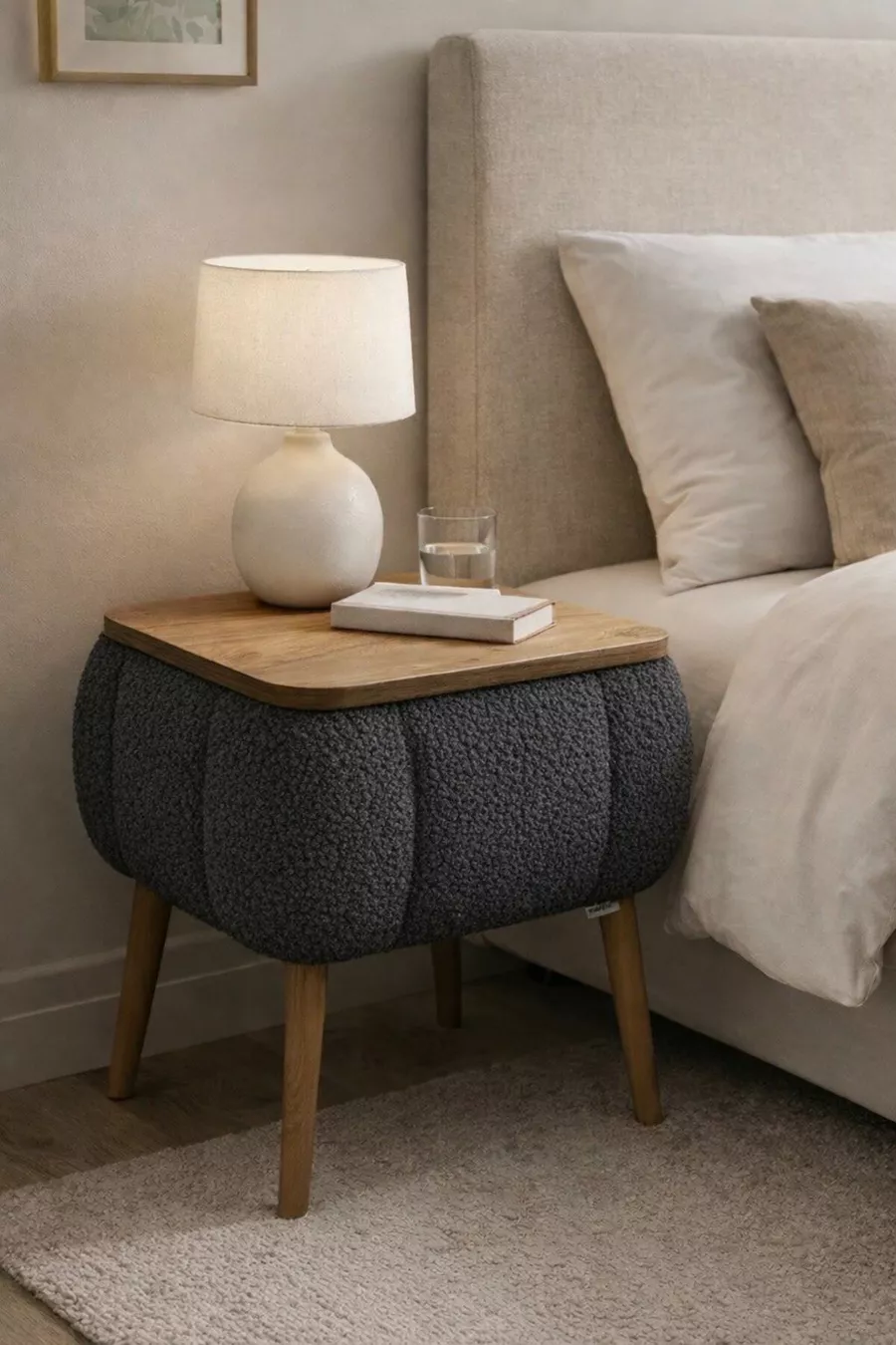 Comodino Lina Sandıklı, Comodino Moderno con Gambe in Legno Rivestito in Tessuto Teddy
