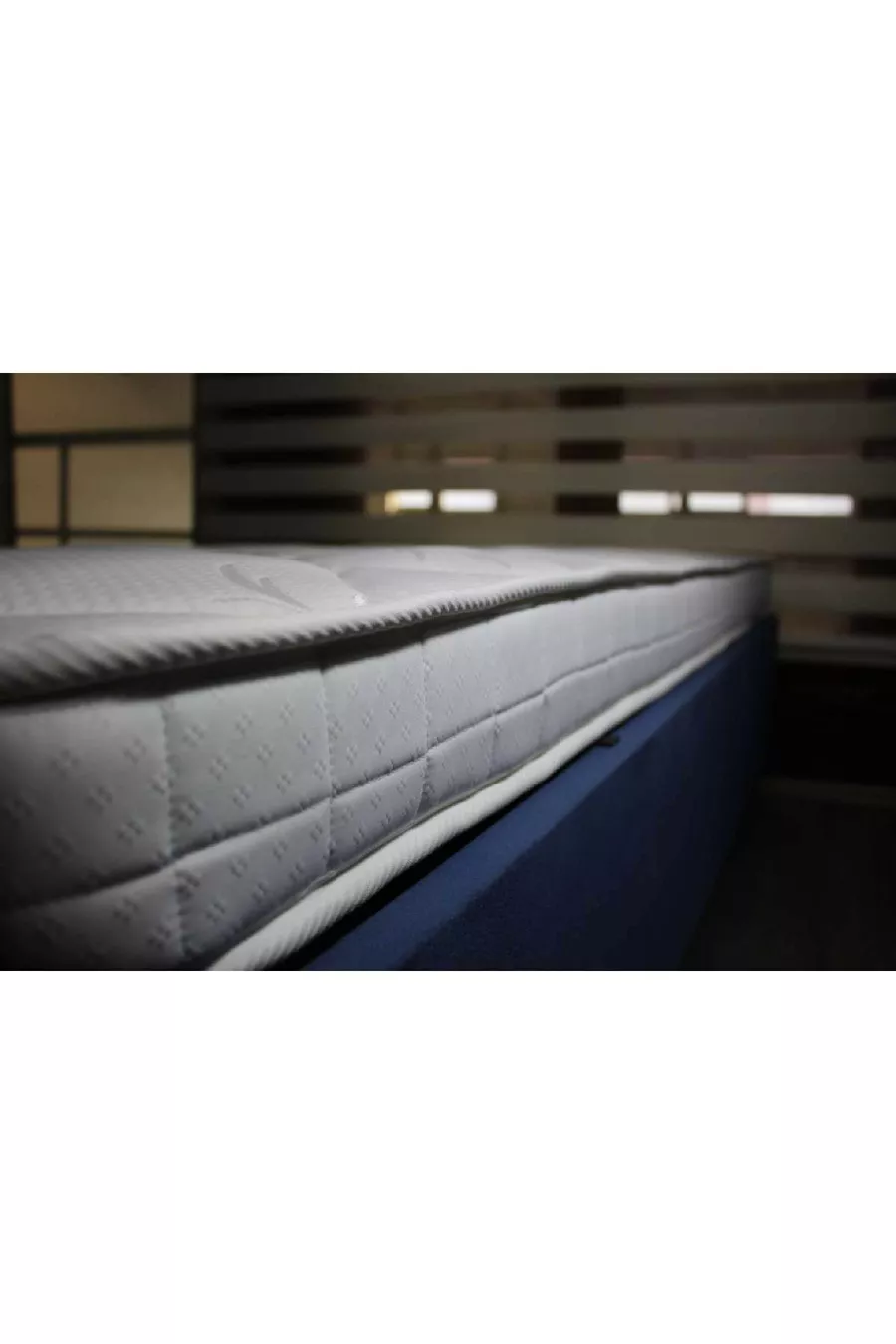 Matelas en mousse blanche sans ressort