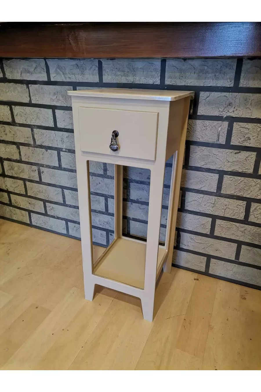 table de chevet, table basse, commode, peinture à la main