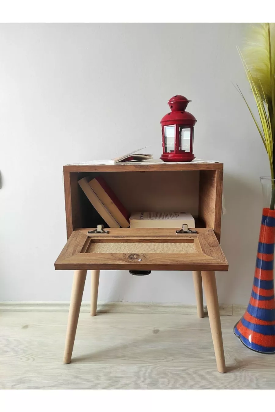 Table de chevet avec porte