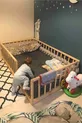 Lit pour enfant au sol.