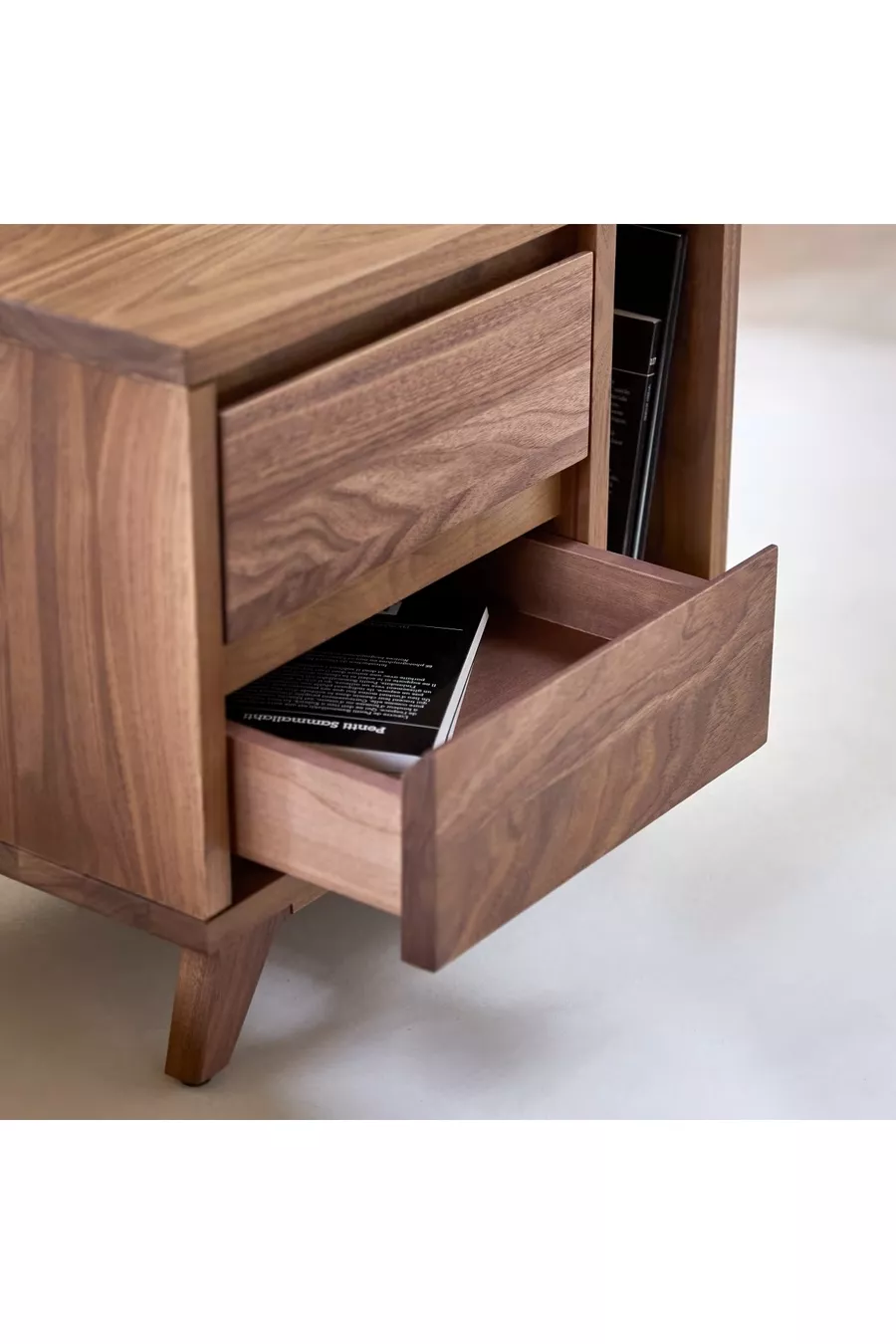 Table de chevet en bois massif noyer foncé