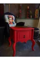 Table de chevet rouge vieillie à un tiroir