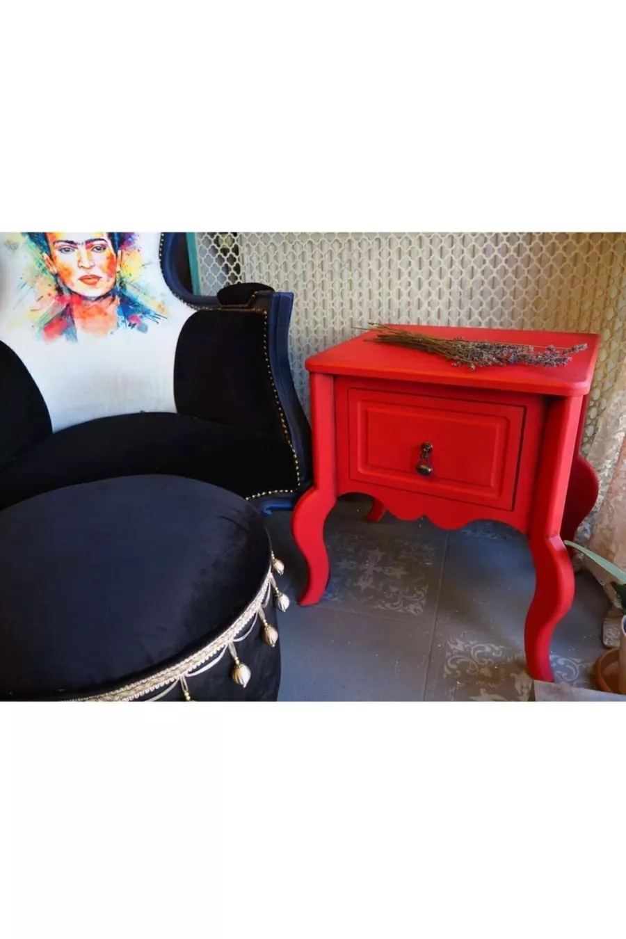 Table de chevet rouge vieillie à un tiroir