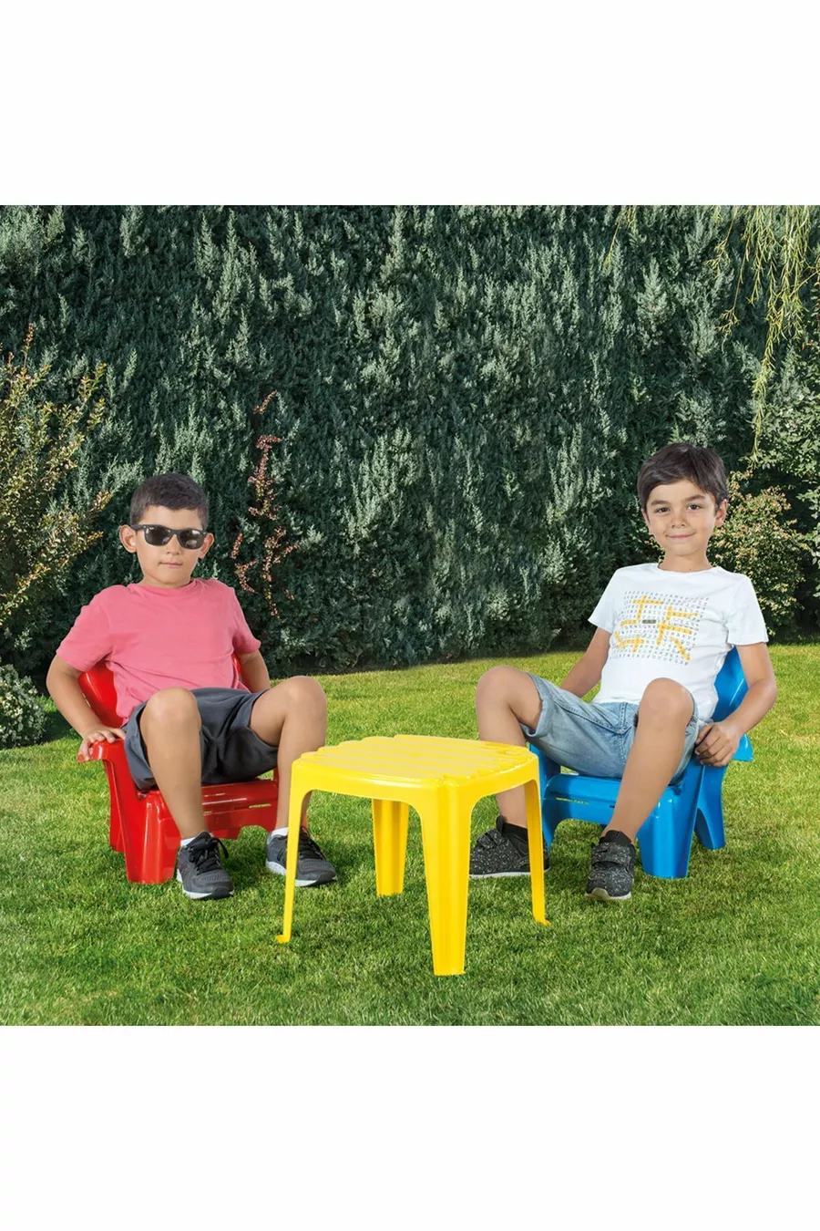 طاولة مع طقم من كرسيين