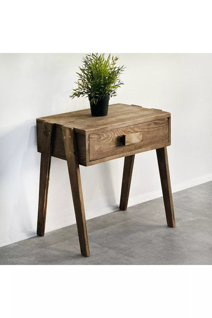 Armoire en bois avec tiroirs et étagères