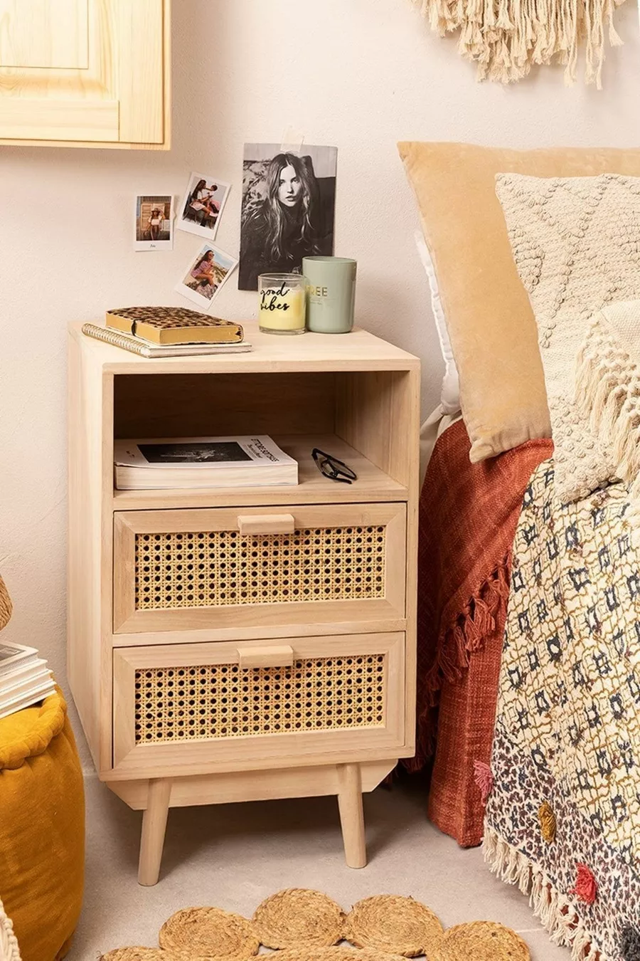 Houten nachtkastje met twee lades