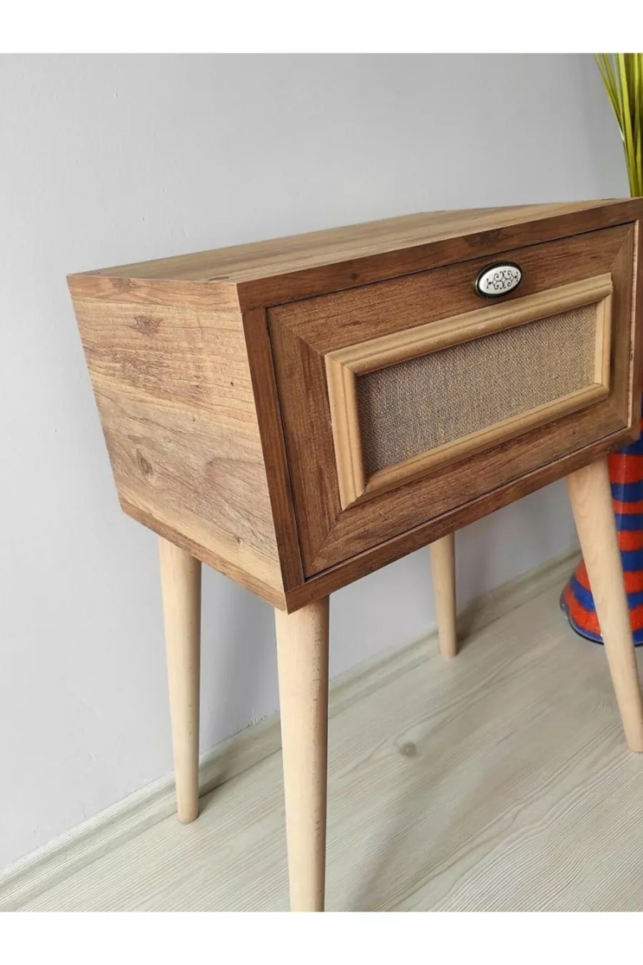 Table de chevet avec porte