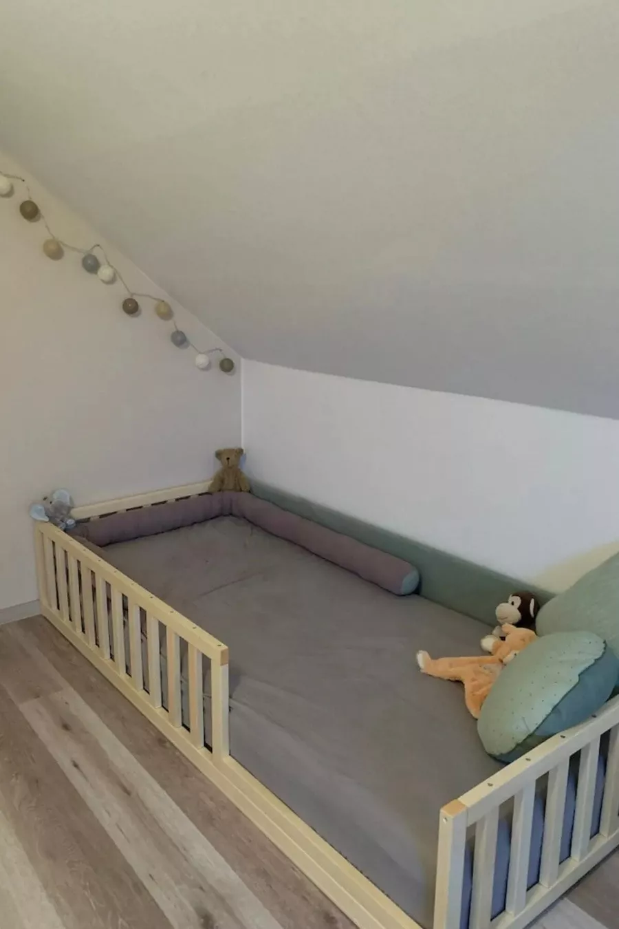 Montessori Kinderbett aus Holz, naturbelassen, ohne Füße