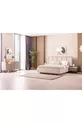 Camera da letto con letto e finiture latte